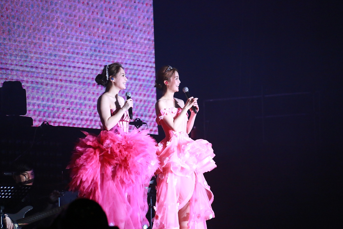 刺激情侣买情歌演唱会票的宣传词