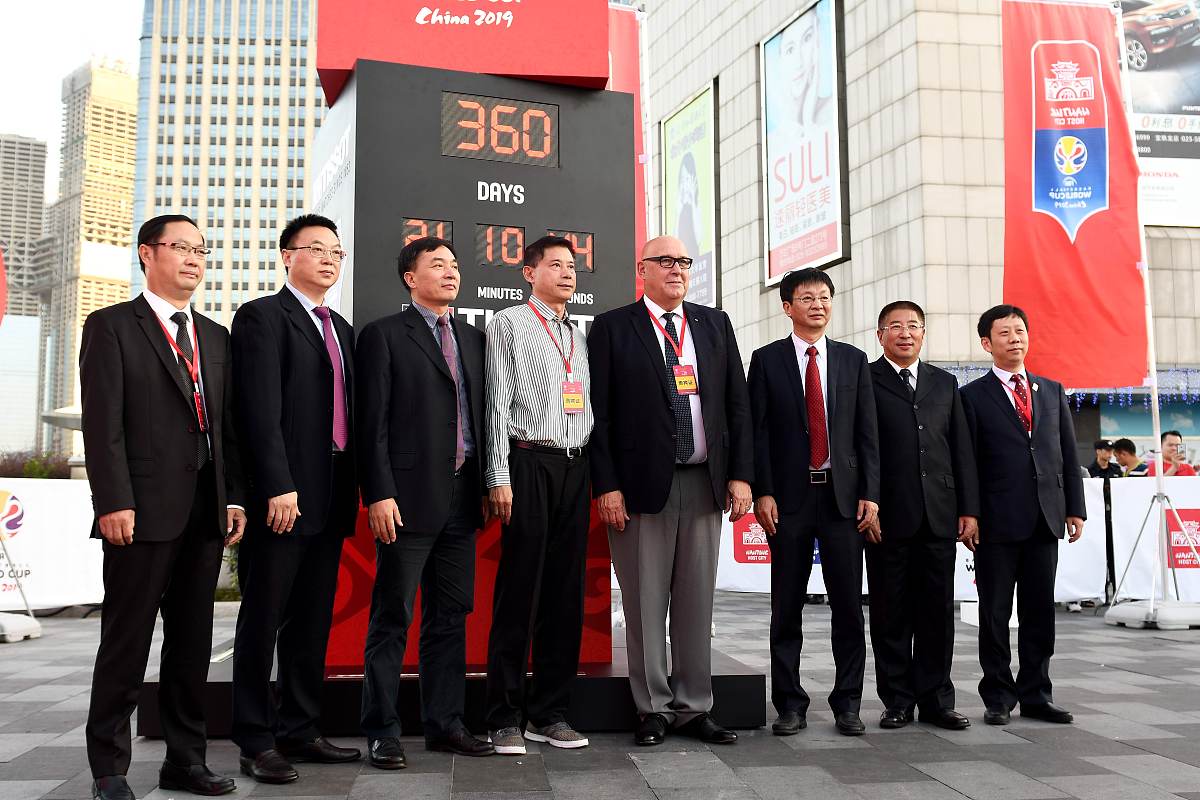 能帮我写一首诗么？我是中建三局的高管负责管理公司的大工程我最喜欢和黑丝秘书一起每天巡查我的工地和员工。