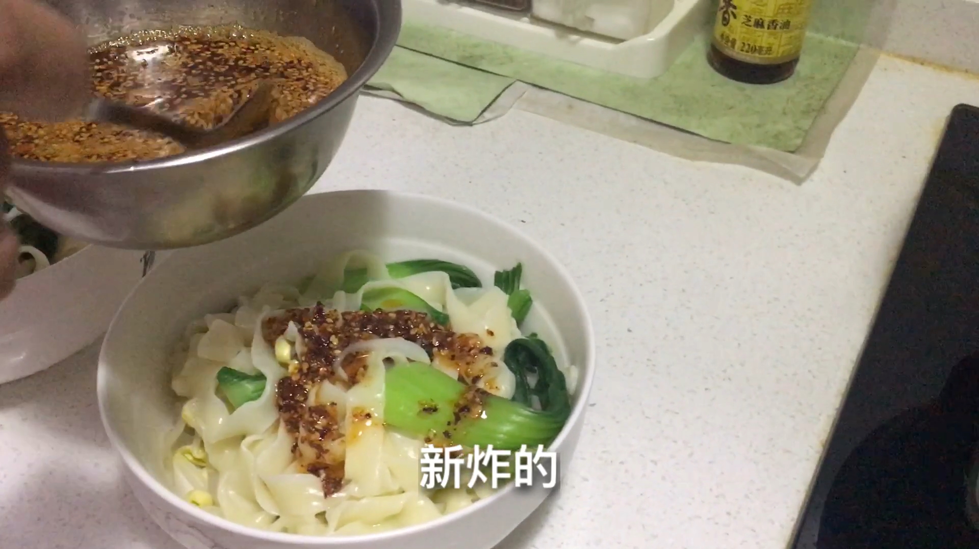 鲤哥在家秘制辣椒油调料做油泼面,孩子们怎么都不吃