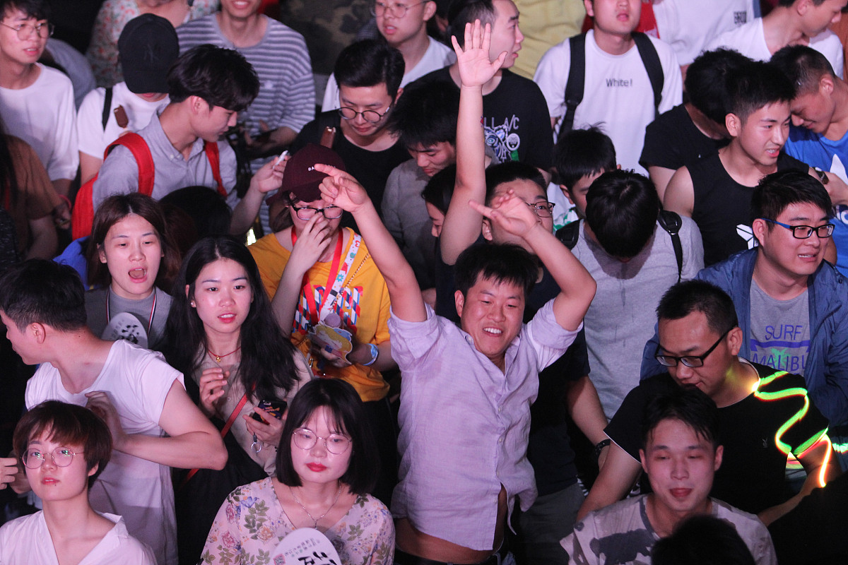 2018年5月1日晚,武汉,首届"国际武汉斗鱼直播节"在汉口江滩公园落幕.*