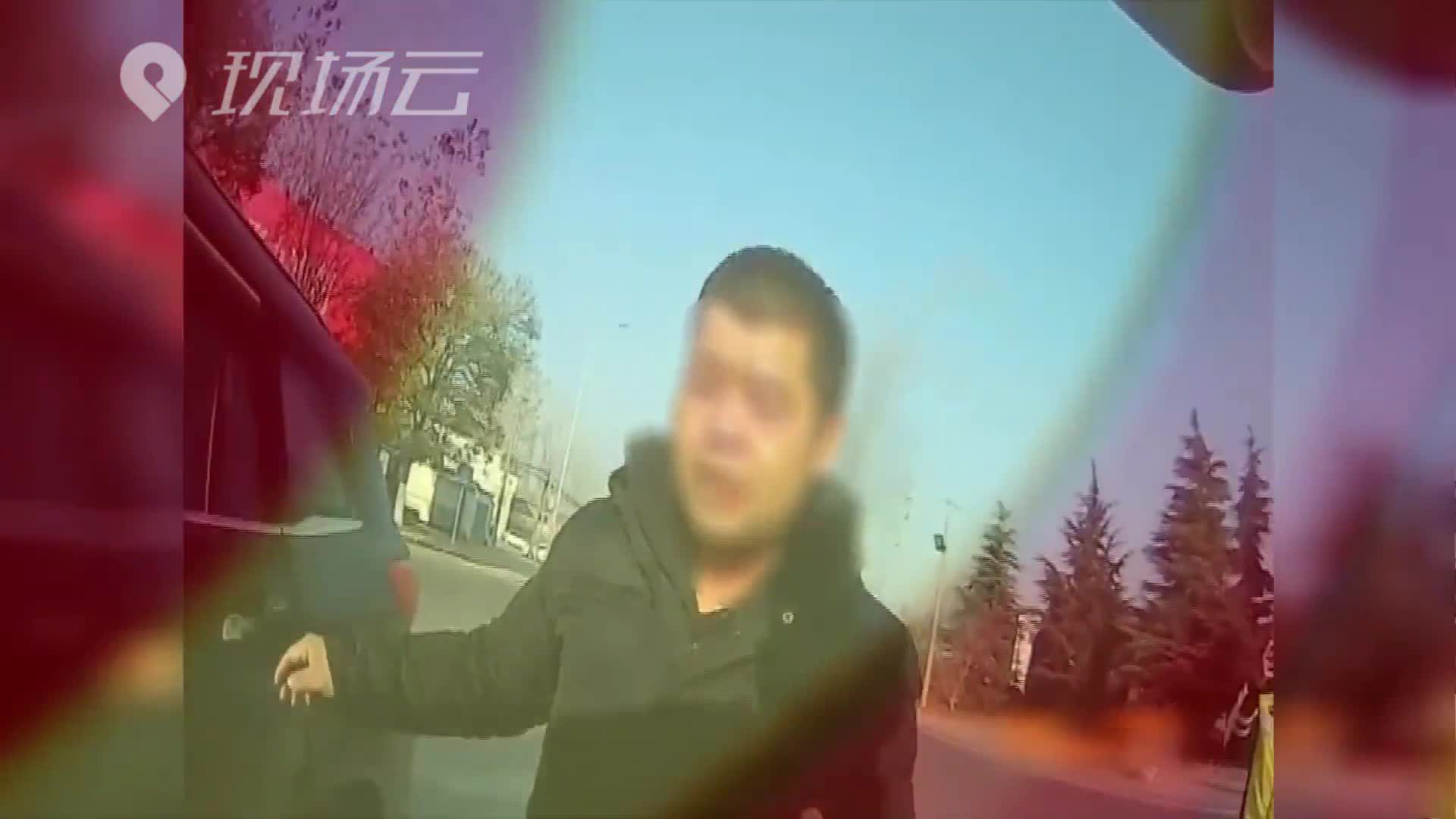 男子驾车就医疼痛难忍 交警临时代驾火速护送