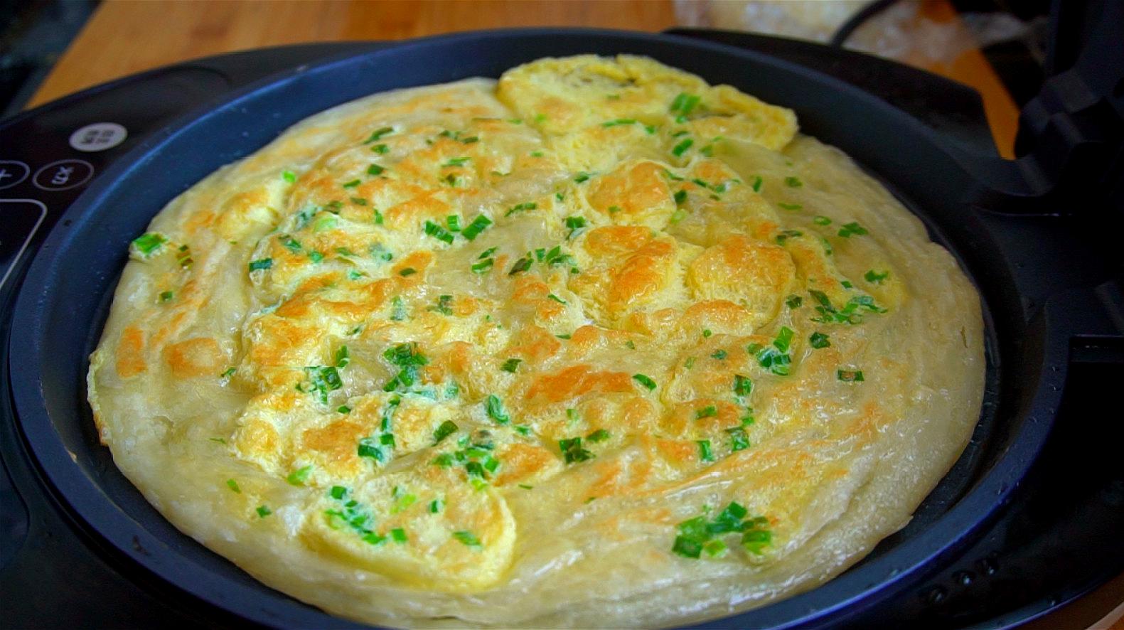 葱花鸡蛋饼这样做,一卷一擀,一个鸡蛋烙一张,柔软筋道超好吃