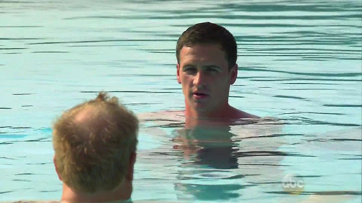 你现在是一个健身教练给我出一个减重计划本人33岁200斤男没有基础疾病不要有跑步的计划包含在内