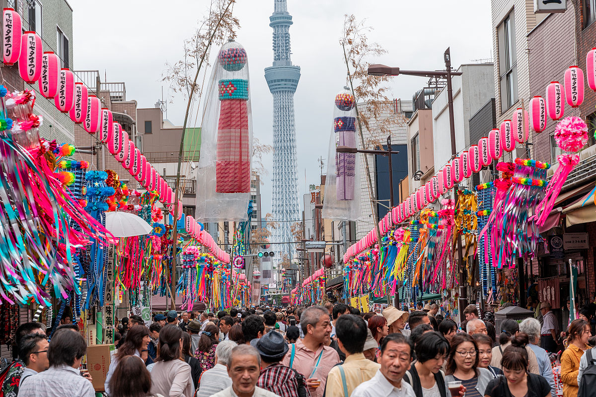 当地时间2019年7月6日,日本东京,民众张灯结彩迎接令和元年首个日本七