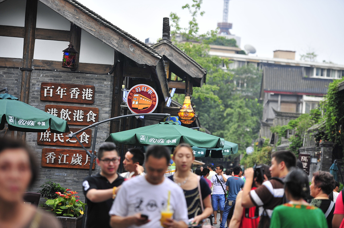 用不同方式和词语表达相同的意思：基于以上词频分析和语义网络分析所得的结果结合宽窄巷子旅游景区自身的特点将以上分析所得的高频词进行分类。最后检查这些类别的出现频率并删除了数据中出现频率非常低的一些类别最终获得5个类别形成成都宽窄巷子游客在线评论顾客满意度测评范畴。