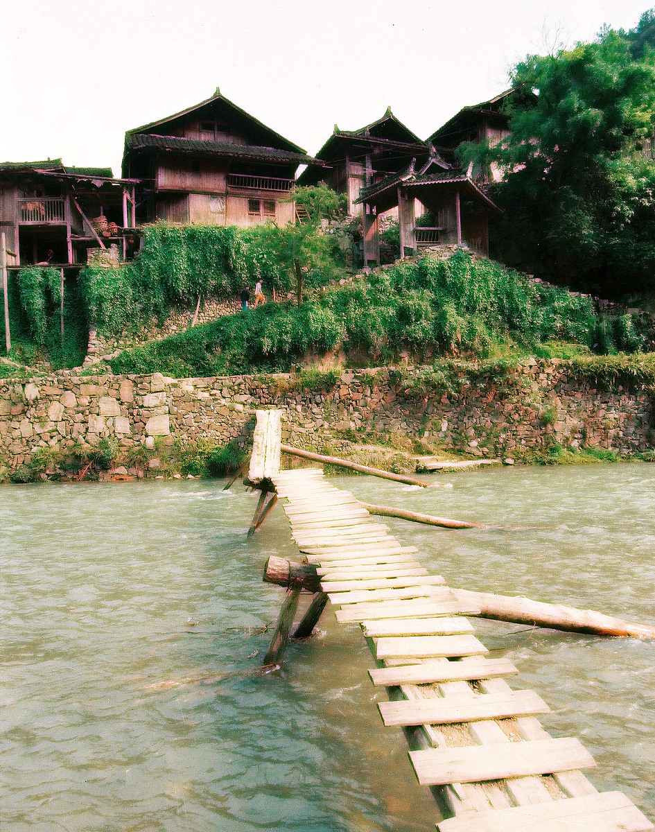 1过河问题在一个月黑风高的夜晚有一群人在河的右岸想通过唯一的一座独木桥走到河的左岸。在这伸手不见五指的黑夜里过桥时必须借助灯光照明很不幸的是 他们只有一盏灯。另外独木桥上最多承受两个人同时经过否则将会坍塌。每个人单独过桥都需要一定的时间不同的人需要的时间可能不同。两个人一起过桥时由于只有一盏灯所以需要的时间是较慢的那个人单独过桥时所花的时间。现输入 n2n100和这 n 个人单独过桥时需要的时间请