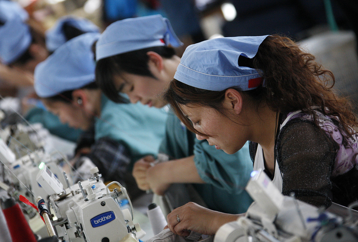 依据《中华人民共和国职业病防治法》用人单位与劳动者订立合同时要在劳动合同中写明 不得隐瞒或者欺骗。单选题 2分A 工作过程中可能产生的毒素B 工作过程中可能产生的职业病危害及后果、职业病防护措施和待遇等内容C 单位提供的劳动保护用品