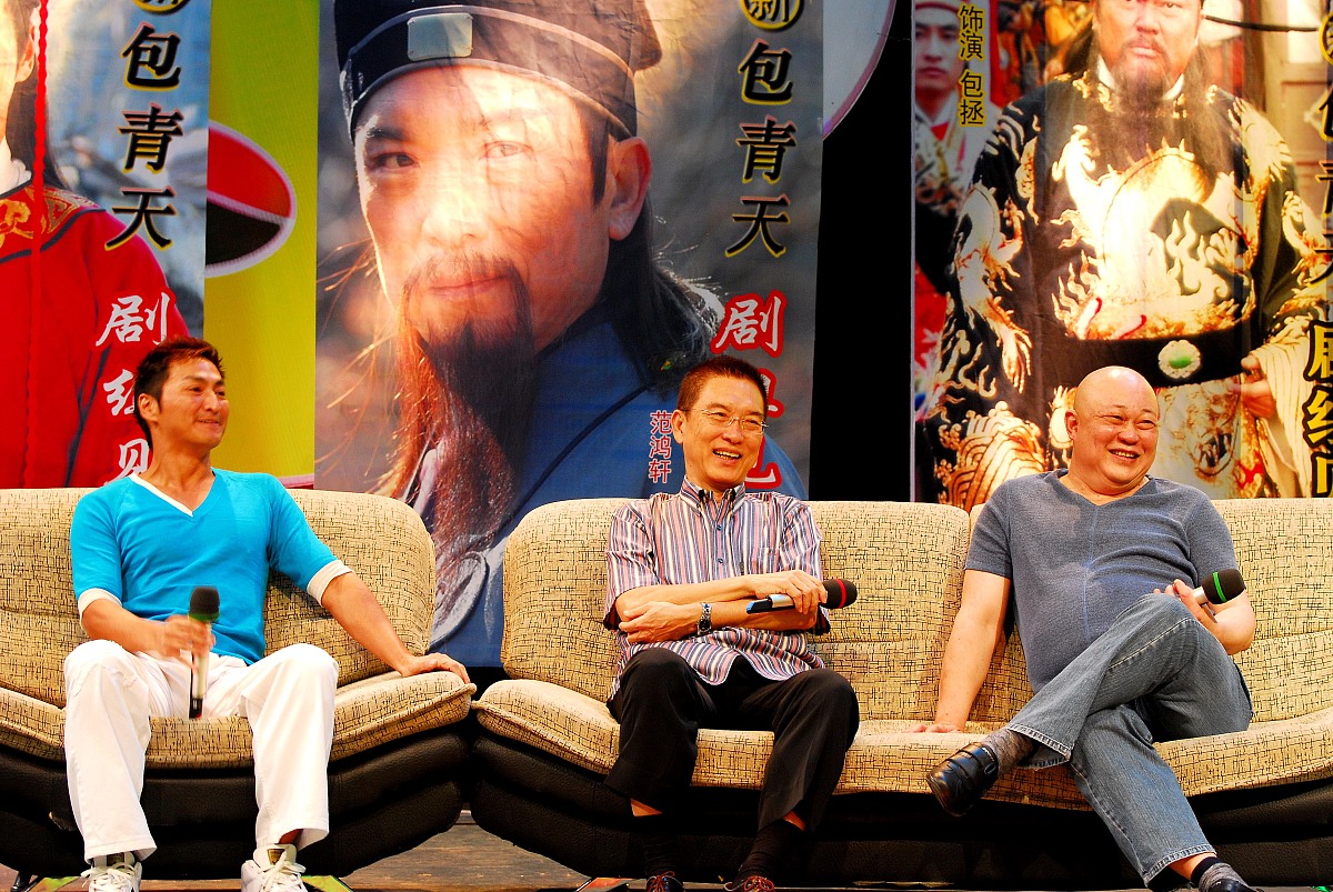 郭德纲济公传《郭德纲济公传》是一部由中国相声演员郭德纲主演的电影于2016年上映。电影讲述了济公由郭德纲饰演在唐朝时期为了寻找失散的弟子来到了现代与一位名叫小兰的女孩相遇并帮助她解决了家庭和工作上的问题。在此过程中济公也逐渐了解了现代社会的变化和人们的思想观念。电影以幽默风趣的方式展现了济公的智慧和人性的光辉同时也传递了一些关于人生和情感的思考。郭德纲单口相声济公传除了电影《郭德纲济公传》还有一部