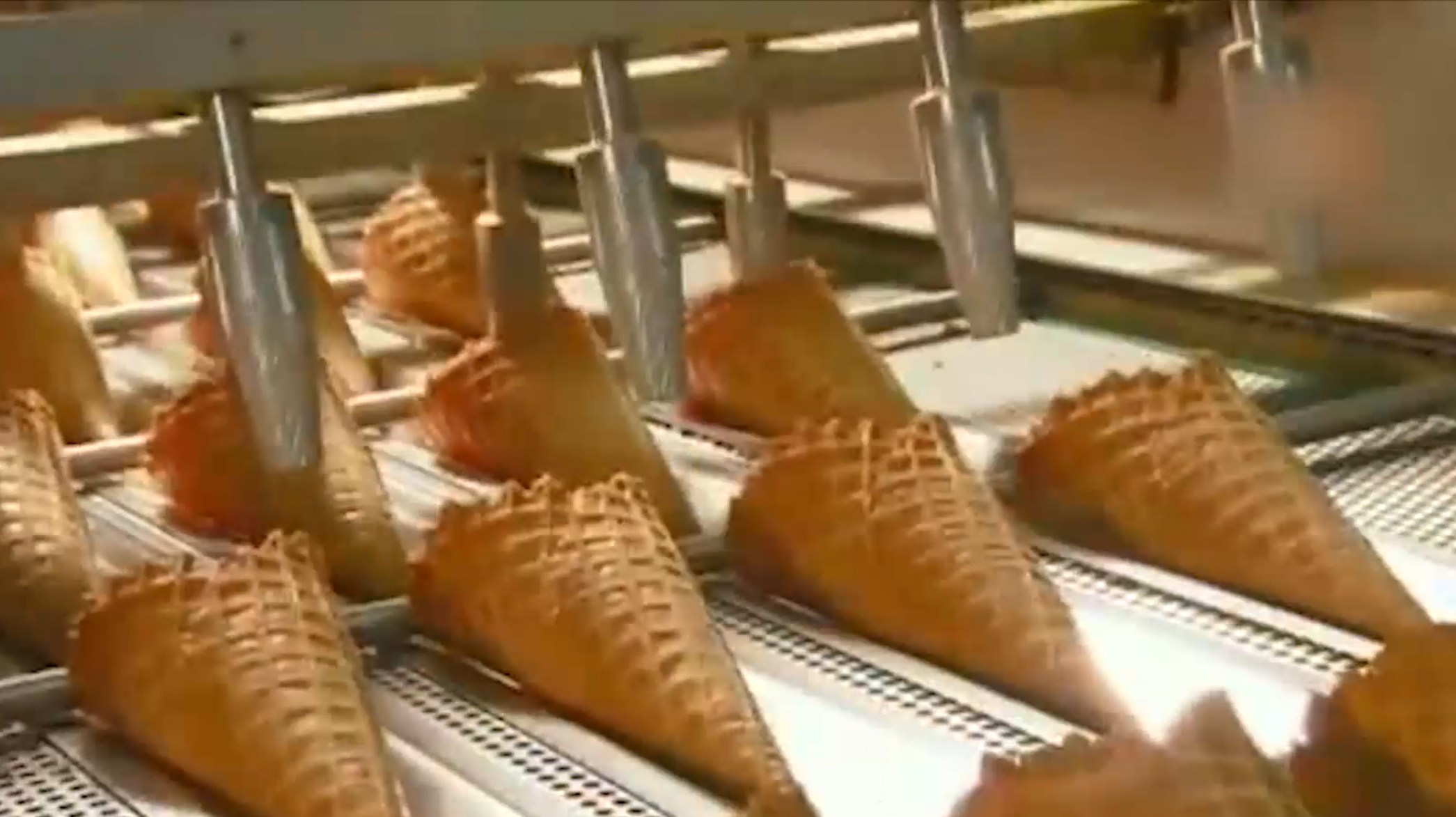 冰淇淋蛋筒是怎么做的,面糊卷成锥形,一家人最重要就是整整齐齐