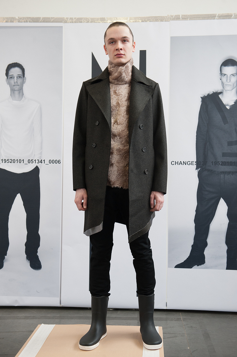 用美式英语写3条关于Youth Zipper Thicken Hooded Collar Solid Color Casual Black Cotton Jacket产品的正面评论。内容附带评论标题评论单词数量小于40个单词。