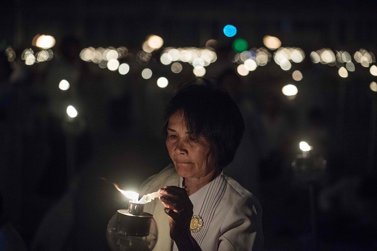 当地时间2018年3月1日,泰国曼谷,上千僧侣和佛教信徒聚集法身寺祈祷,