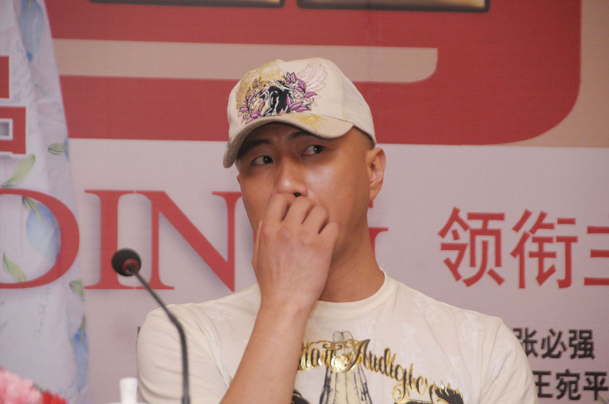 2009年5月26日,北京,电视剧《金婚2》发布会.胡军抠鼻孔+++_+++金婚2,