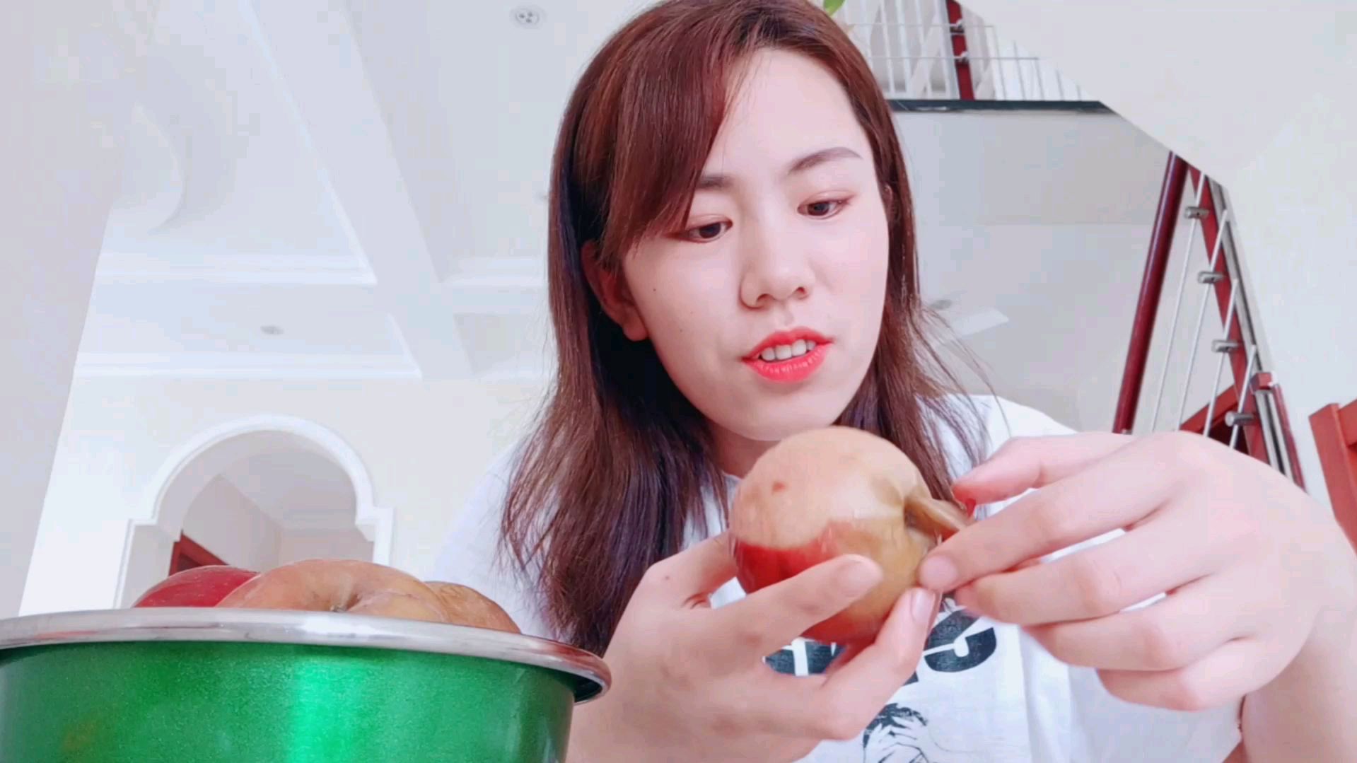 在东北住过的人都知道冻苹果吧,软糯多汁,酸甜可口!