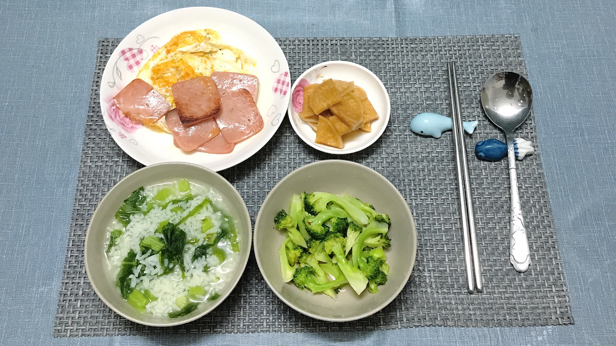 周六日的早餐,煎荷包蛋,煎火腿,青菜小粥,清炒西兰花和泡萝卜