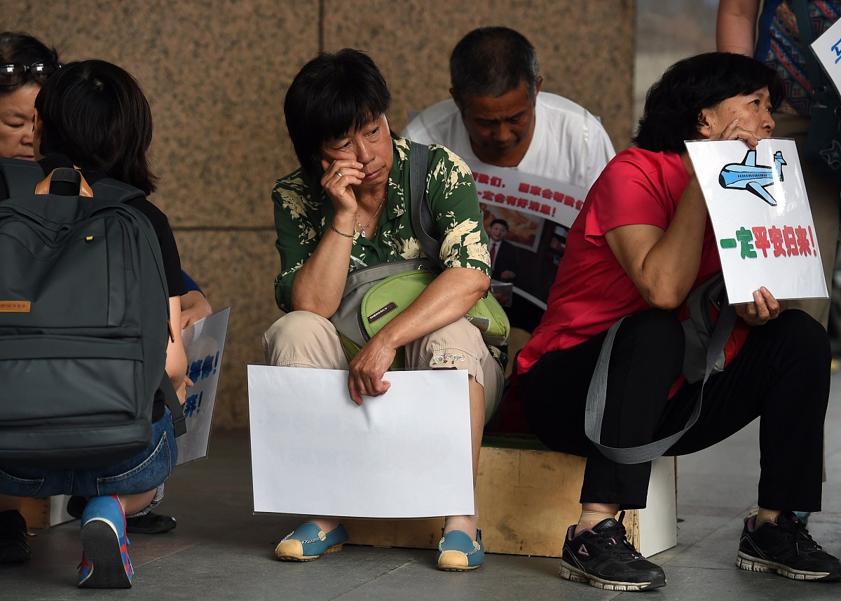 2015年8月6日,北京,马航mh370失踪乘客家属在马航办公室外等待.马来西