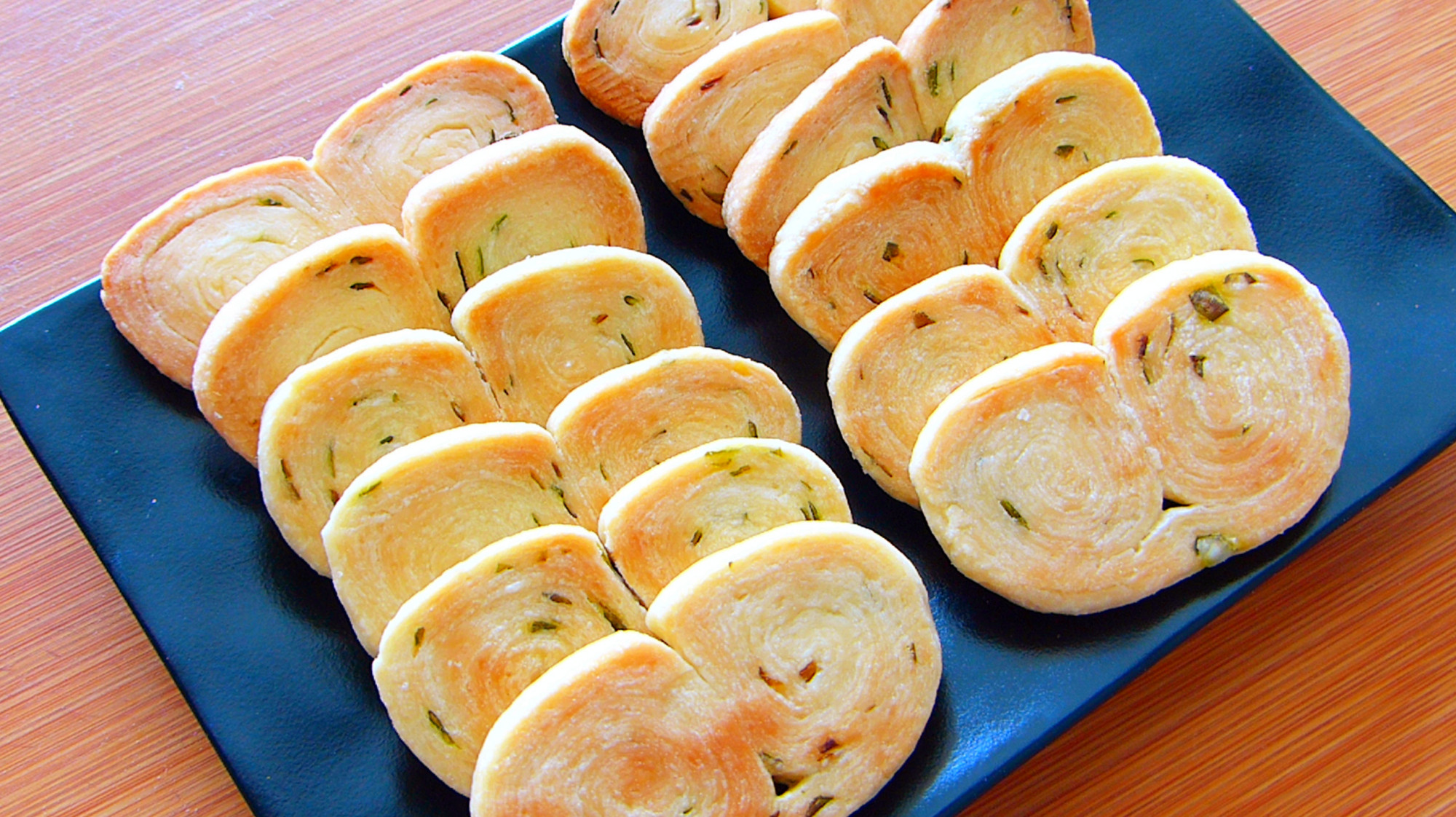 葱香千层酥饼,不用烤箱不用炸,层层香酥又掉渣,咬一口满嘴香