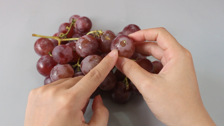 清洗葡萄忽略这一点,很容易对果肉造成污染,别不当个事,快学学