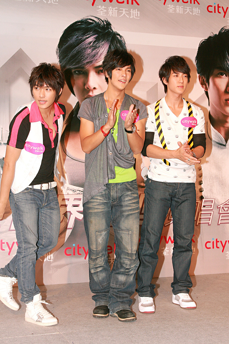 ***_***2008年8月9日,香港,飞轮海为世界巡演香港站举行签名会.汪东城
