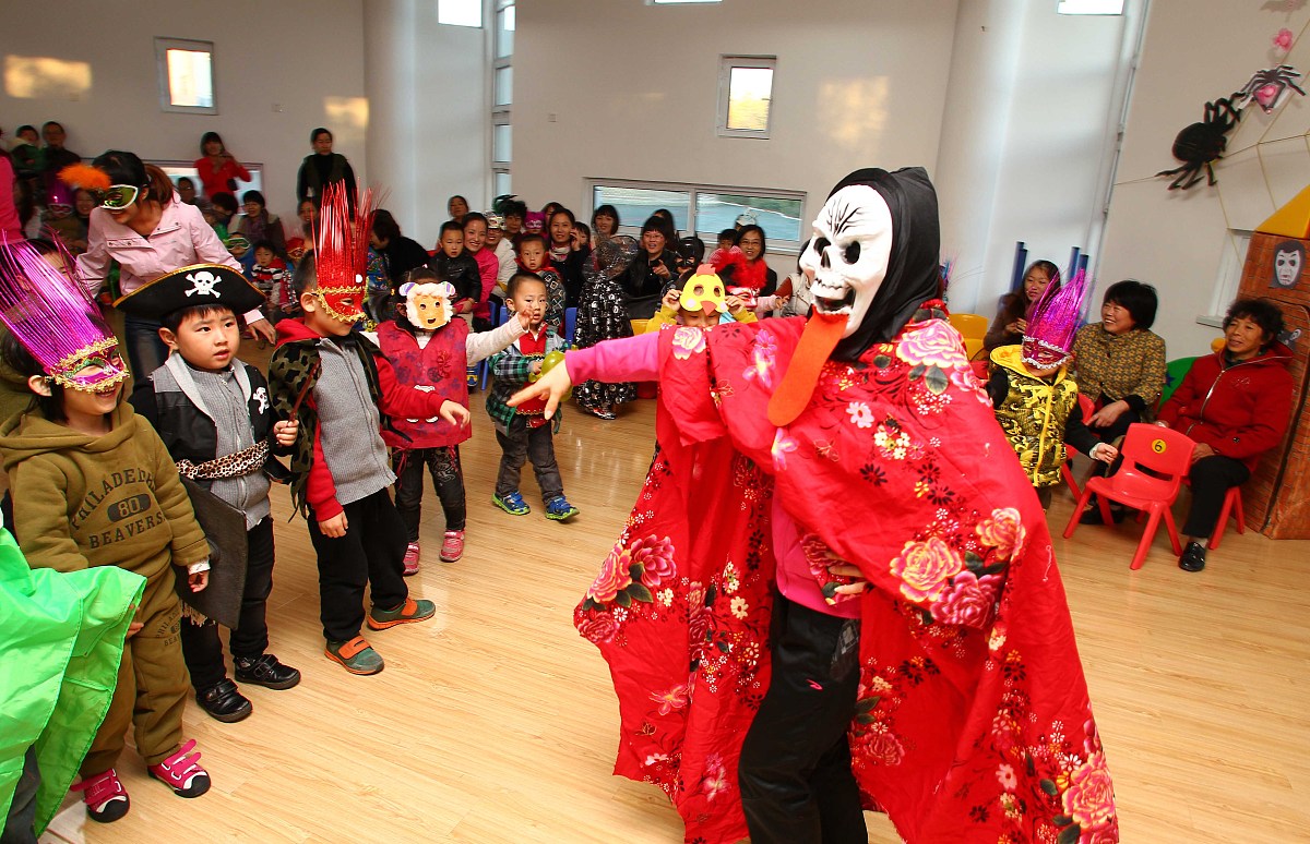 2012年10月31日, 山东潍坊高新区多所中小学,幼儿园通过开展"玩转万圣