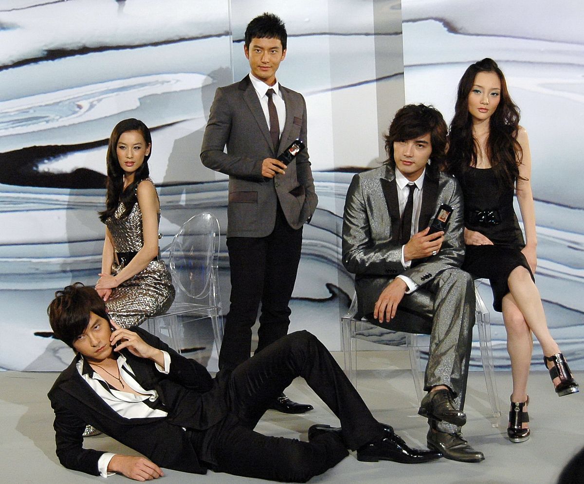 2007年8月2日,上海,摩托罗拉新手机上市派对举行.黄圣依,郑元畅,黄晓