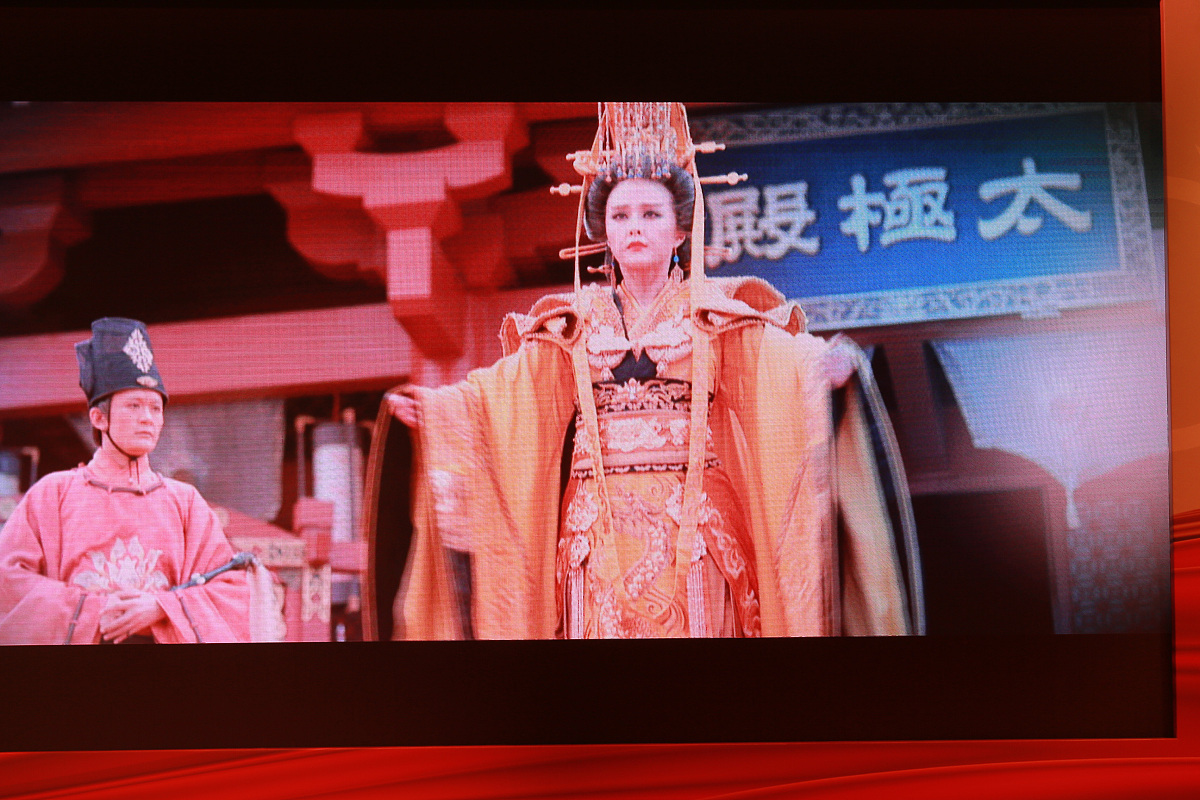 以武则天的生平为线索选取两件对该历史人物影响最为深远的历史事件说明该历史事件对该历史人物、对该历史时期和对中国历史发展的影响。 字数1500字。 参考《资治通鉴》《中国通史》《旧唐书》《新唐书》。加入文中引用。