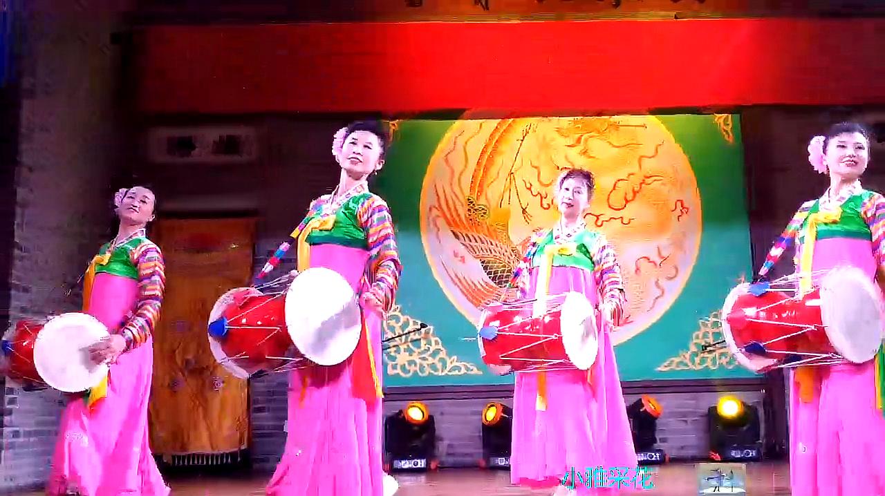 《长鼓舞》是朝鲜族特有的舞蹈,她们跳得如痴如醉,令人目不暇接