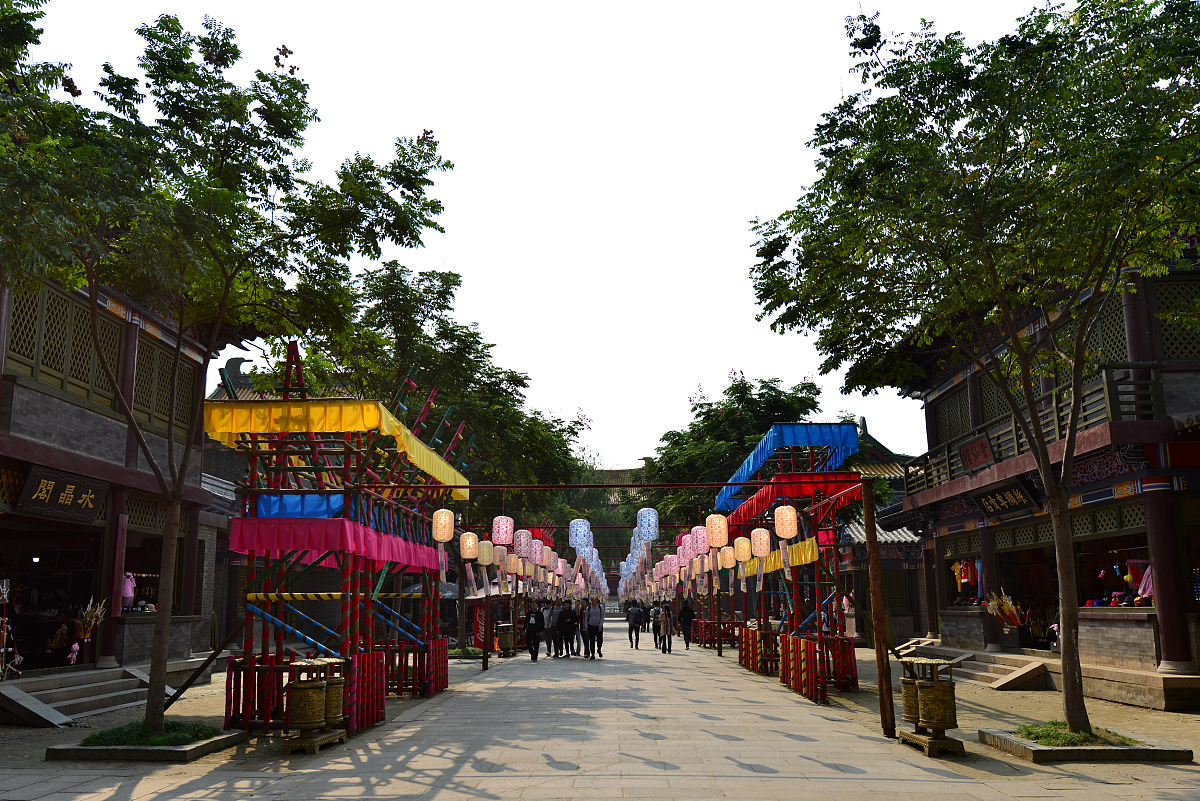 按照论文格式及语言特征从优化交通便捷性、完善标识牌引导、强化无障碍设施建设阐述提升大召旅游区游客吸引力。300字