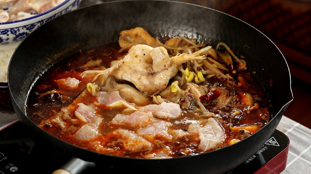 麻辣鱼火锅,外面吃俩人158元,在家做不到50元,冬天吃真过瘾