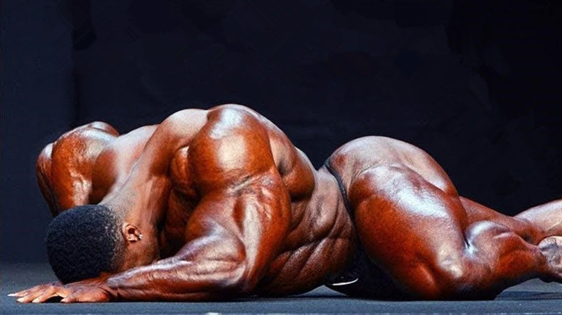 236斤肌肉野兽,19岁健身21岁拿卡,却因吃饭轰然倒下