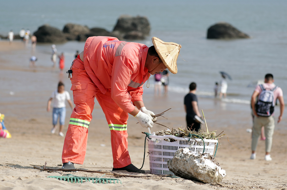 ***_***2018年05月27日,厦门,白城沙滩,高温下劳作的环卫工人.