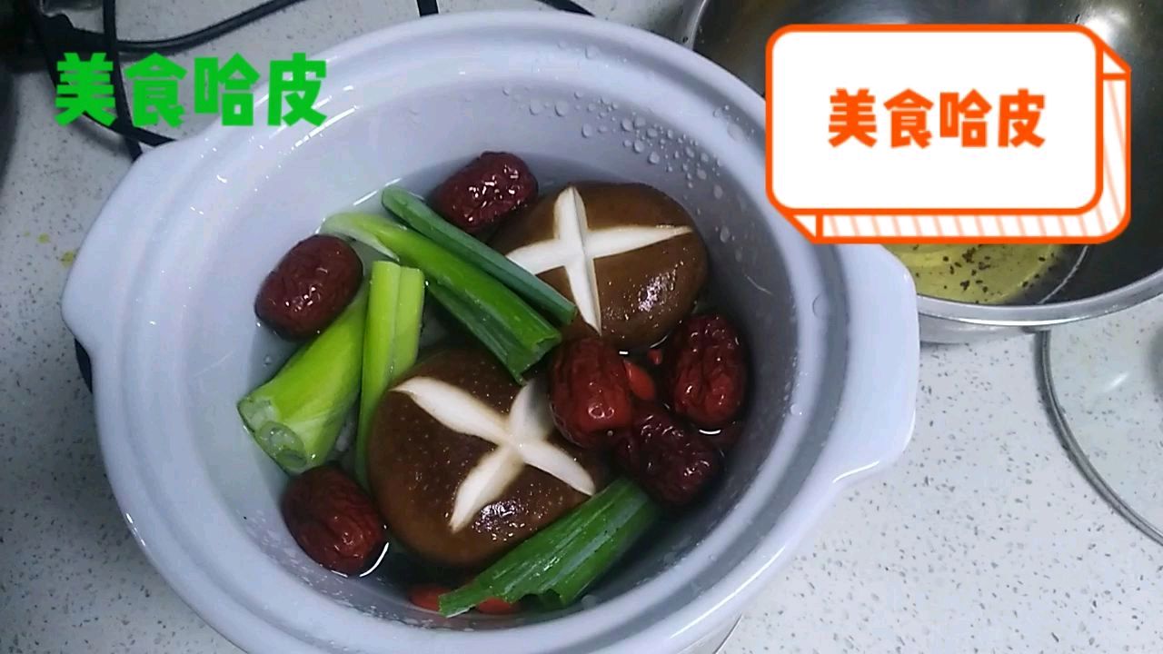 新买的专门炖汤的锅 第一次拿来炖鸡汤 方法简单 味美汤鲜