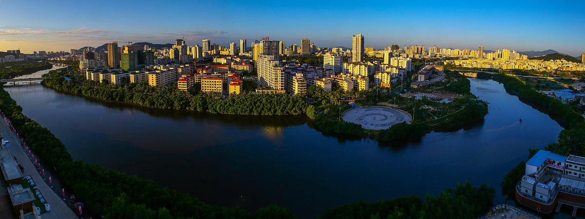 ***_***205年12月2日,高空鸟瞰三亚市全貌城市景观配图.