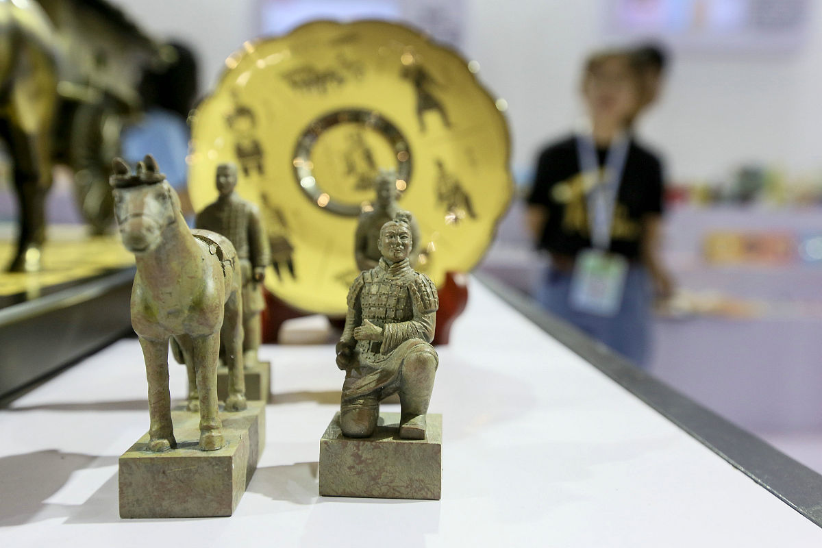 我的毕业创作内容是，以汉兵马俑文化元素为依托的玩具产品设计，主要方法是体验汉兵马俑的文化精神，目的在于提升用户玩的过程中的体验，形态以玩具或者拼接积木为主，整体设计注重用户与产品的交流，同情能够提供一些功能的支持，你能帮我总结归纳一个具有产品专业特色的毕业创作题目吗？