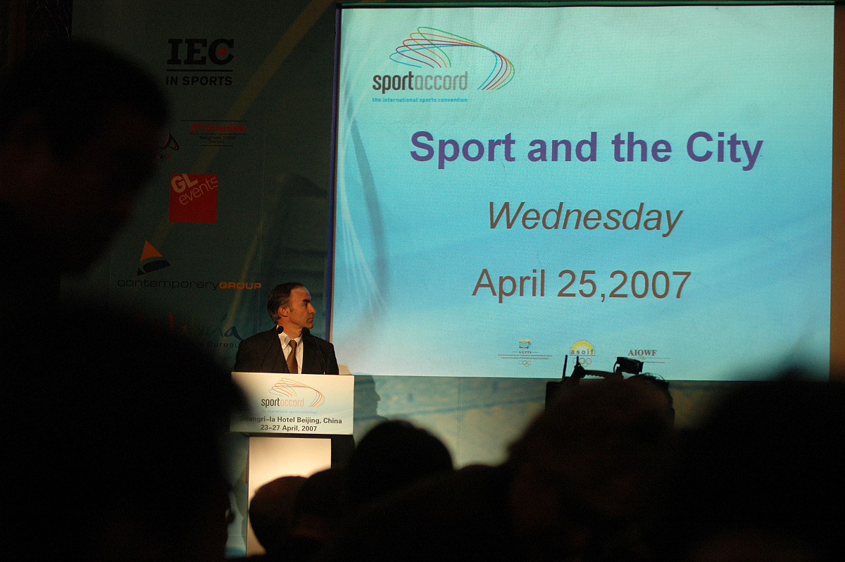 用英语当中简单的语法将以下内容翻译成英文内容如下：This TED talk is called How to Make Stress Your Friend and its about changing the way we think about stress changing it from a negative experience to a positive one Presenter