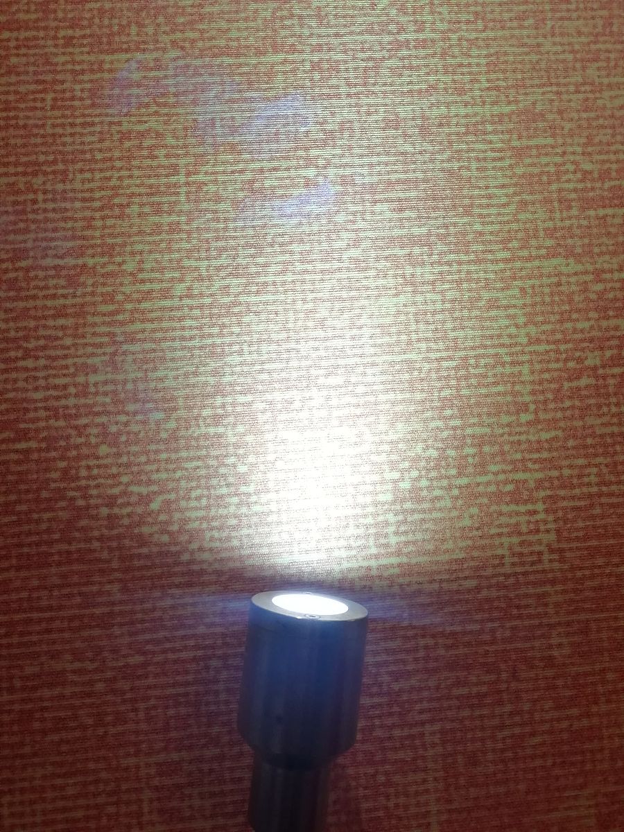 润色下面这段话：激光二极管侧面抽运棒状增益介质的方式具有结构简单、热分布均匀、吸收效率高等优点7此方法是研制紧凑型高功率激光器的理想方案之一
