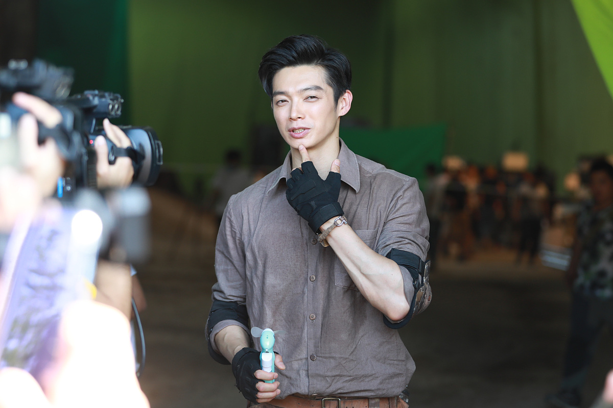 曹磊夸赞屈楚萧：帅气逼人，未来可期