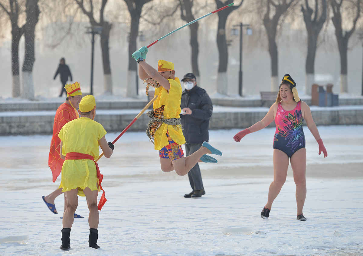 西游记第一回概括：孙悟空降妖被压五行山
