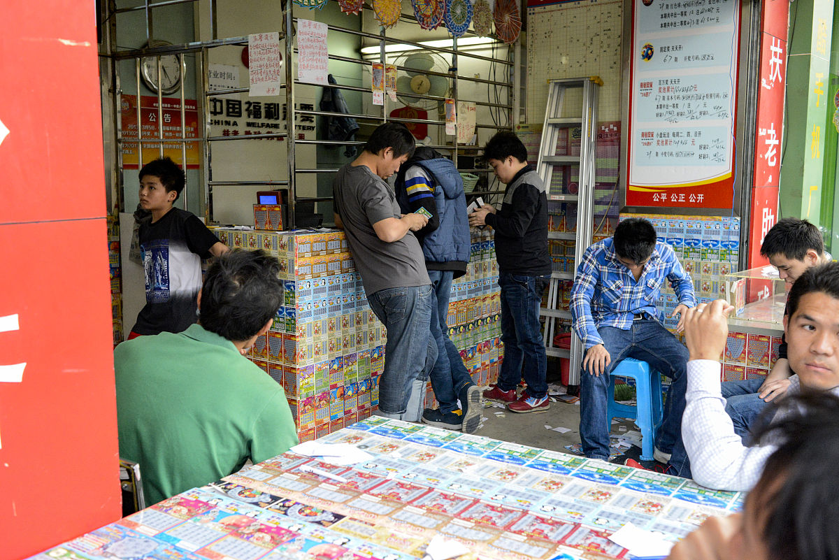 201<strong>3</strong>年03月16日,广东省东莞市,农民工买彩票.