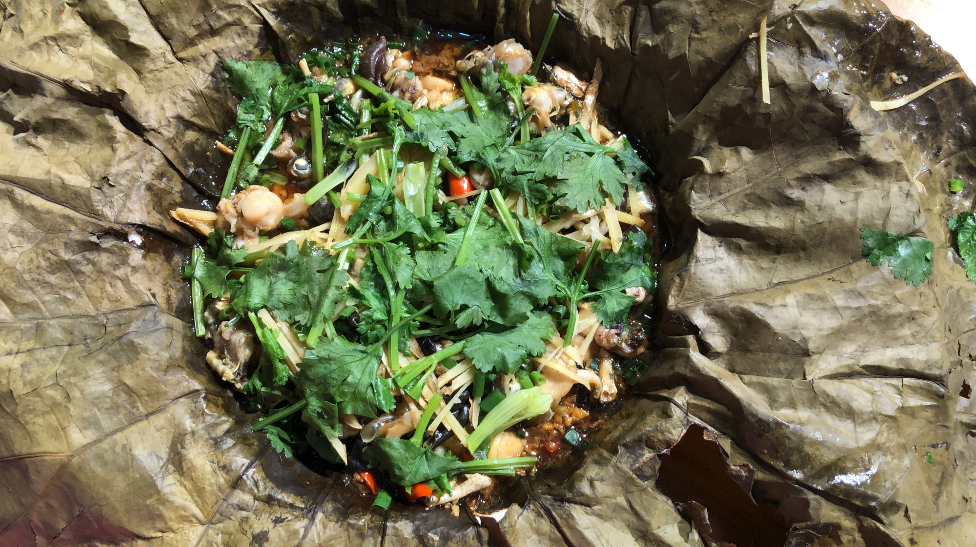 荷叶和田鸡都是池塘里的,两种食材结合能爆发出小拳拳的味道吗?