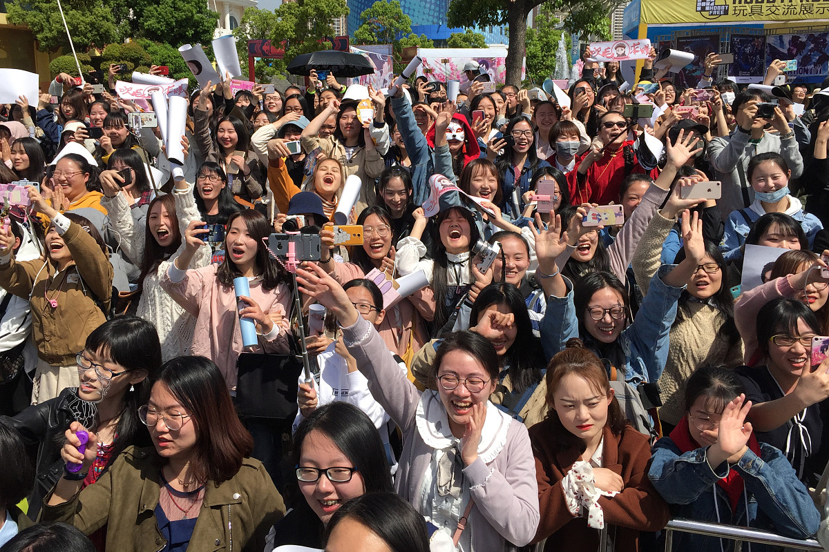 2018年4月7日,武汉,欢乐谷举办《恋与制作人》线下首场全明星见面会.*