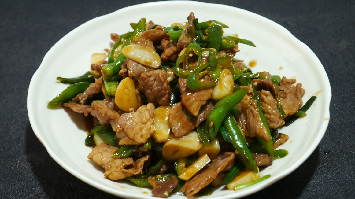 农家小炒肉最家常的做法,鲜辣干香,简单易学,比回锅肉还好吃