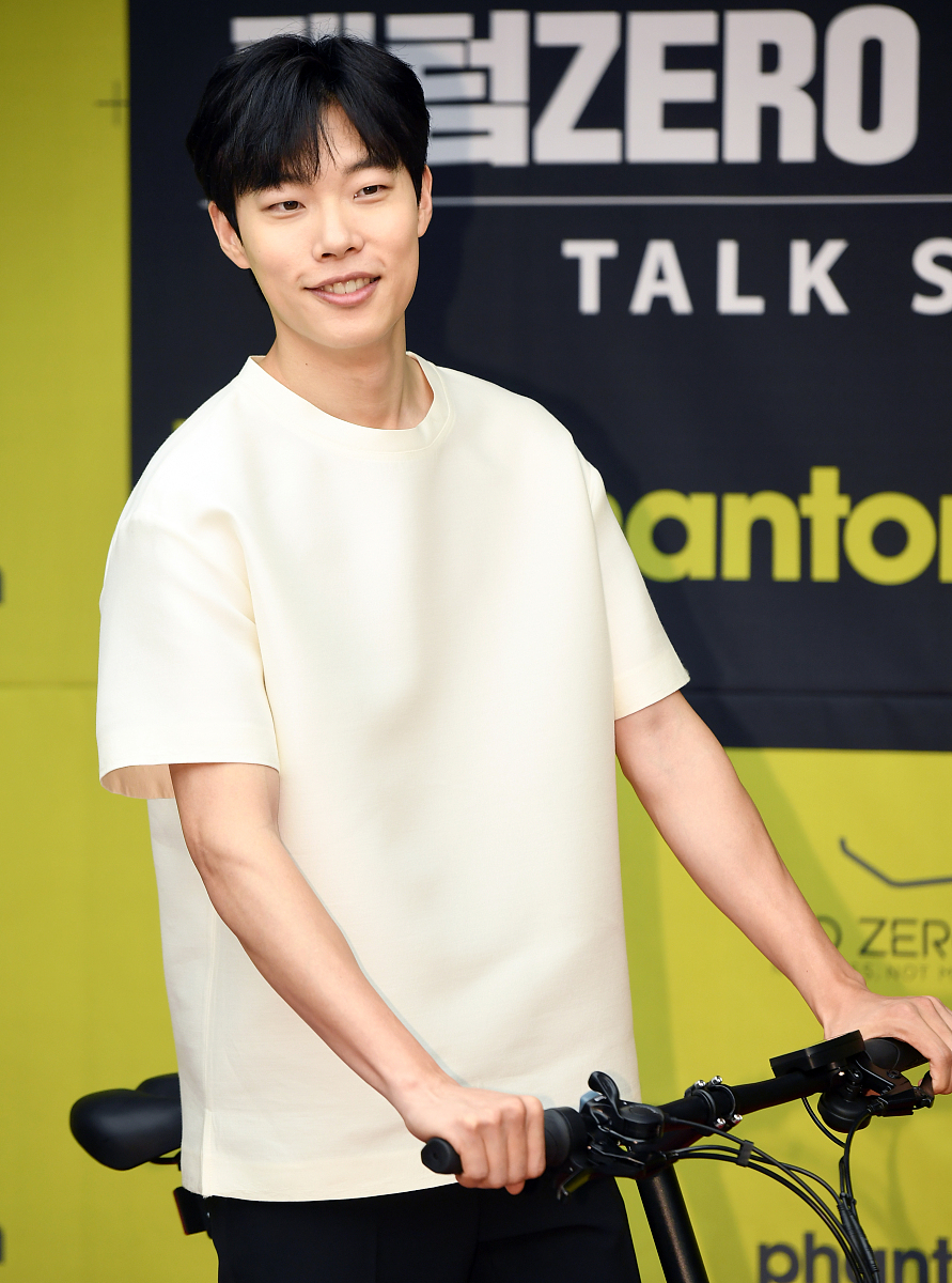 韩星柳俊烈首尔代言自行车变身运动型男 对镜比心露迷人微笑帅气十足
