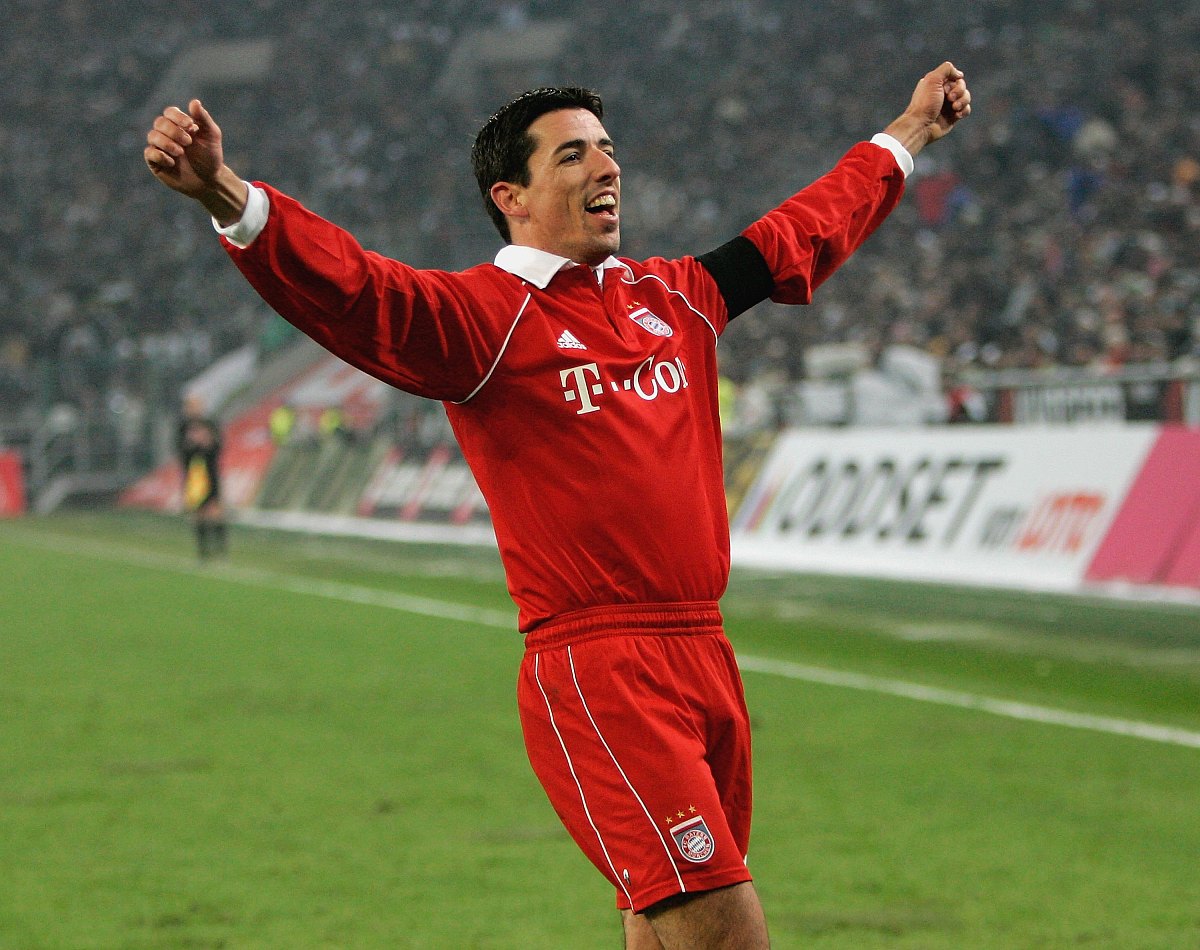 <strong>m</strong>onchengladbach, germany - january 27:  roy makaay of bayern