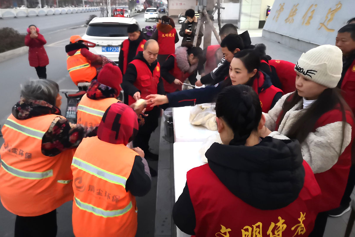 2020年1月2日早晨,河南省安阳市滑县县城人民路与中州大道交叉口(县住