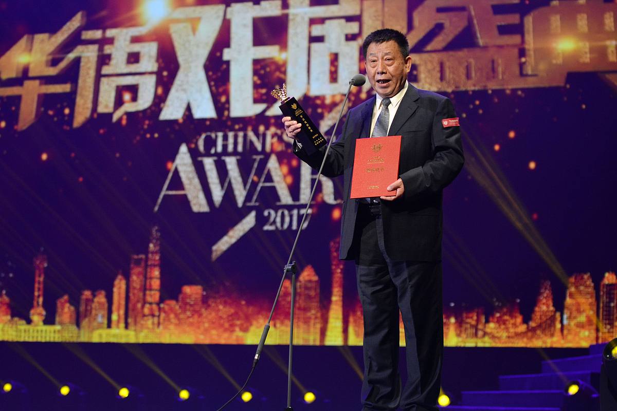 假如说儒家思想的领袖者是朱先生。那么儒家思想的践行者就是白嘉轩。他斗大的字不认几个却一生任劳任怨；他从未上过正规的学校受过正统的教育骨子里确实忠实的儒家思想的践行者。白嘉轩是一族之长 是宗法制度的代表人物。为了增强村民的宗法意识兴修祠堂提高人民对道德伦理的认同感。同时他是非常敏感的。在1921年辛亥革命以后封建制度慢慢瓦解传统文化受到了极大的冲击他以极快的速度做出了一系列的补救措施。比如：推行乡约