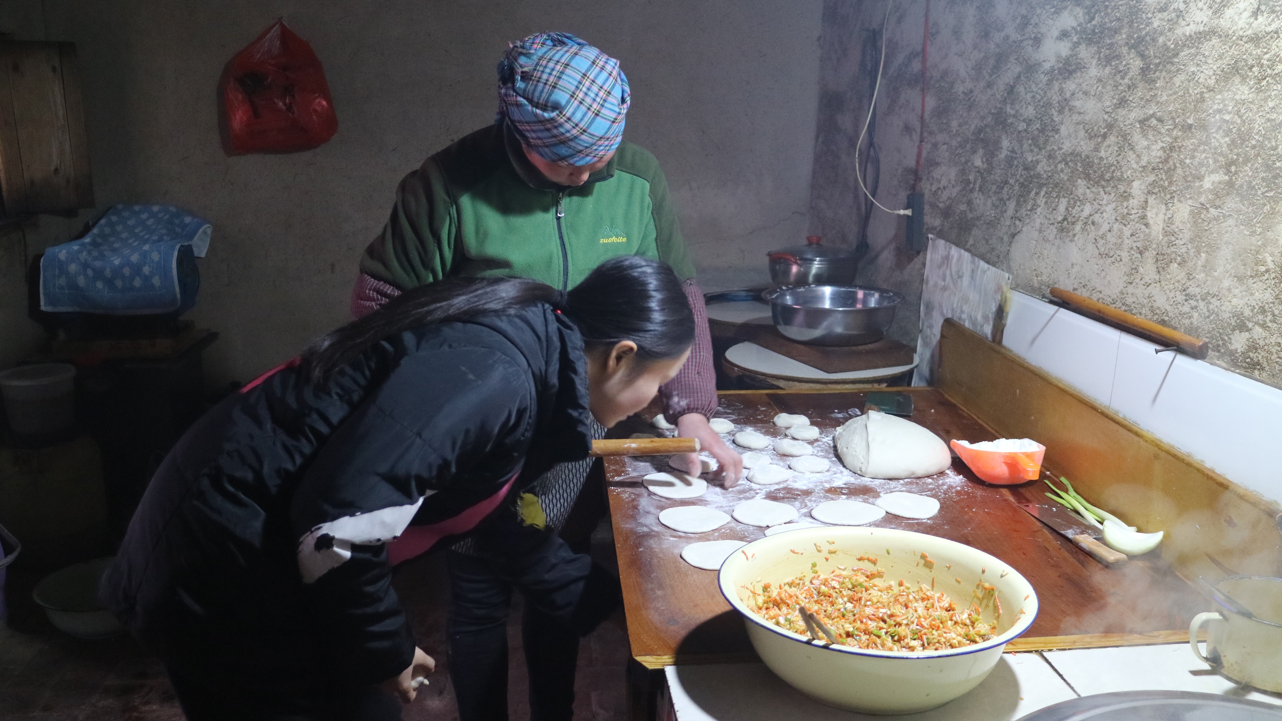 妈妈晚上做大包子,蒸了2锅胡萝卜粉条包,华子一家吃的真香