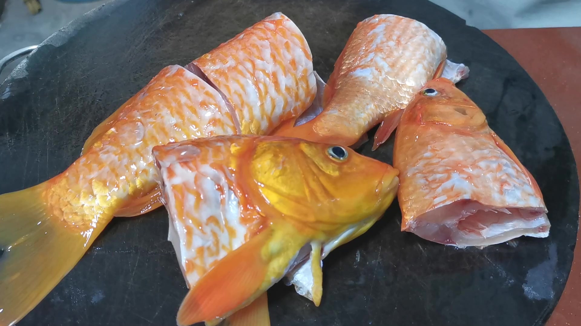 红鲤鱼的肉质比较嫩滑,客家大叔简单露一手,味道鲜,比草鱼好吃