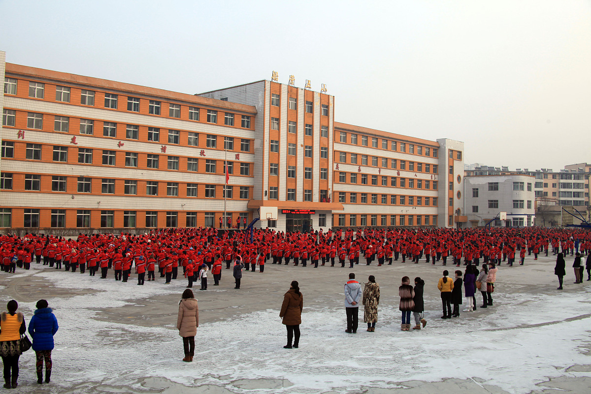 ***_***2014年2月24日,吉林省吉林市,船营区第五小学学生在操场描绘新
