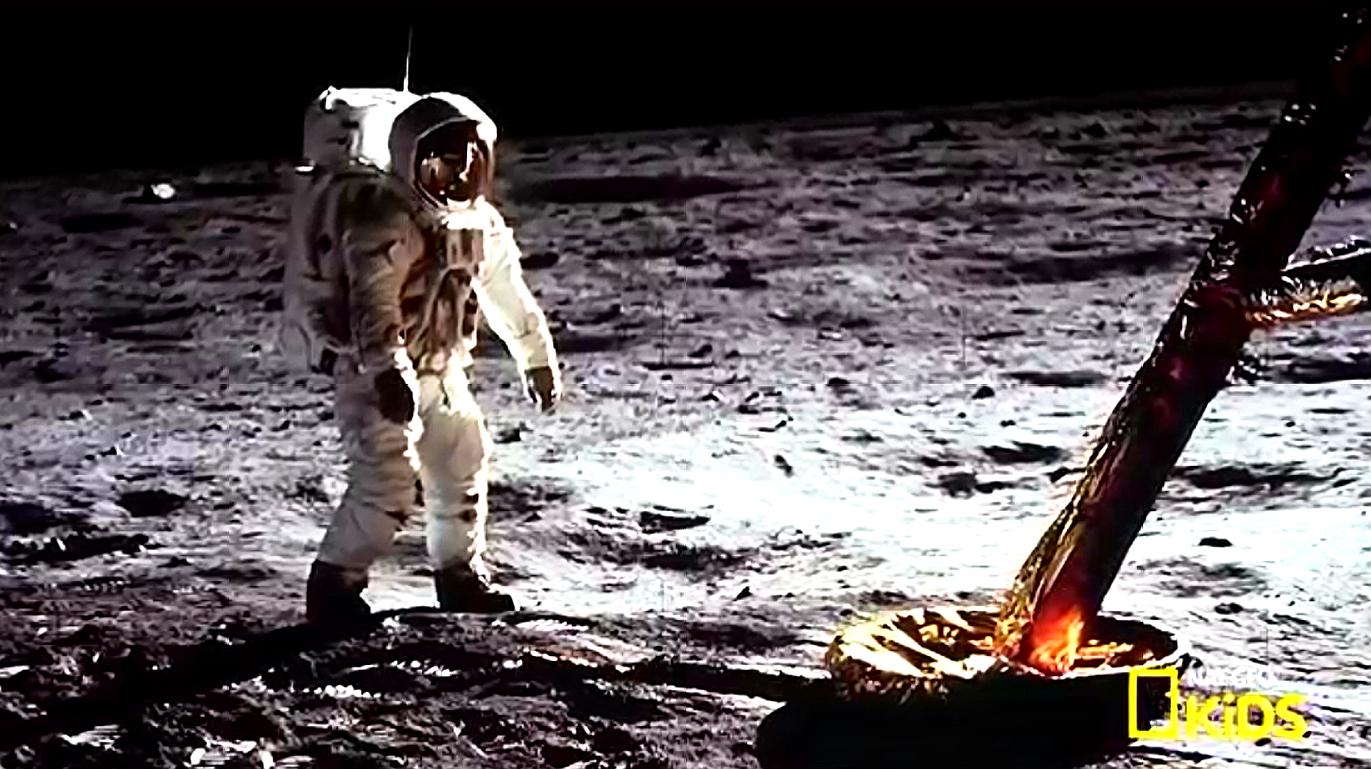 [图]The First Moon Walk 人类第一次踏上月球 简体英文双字幕