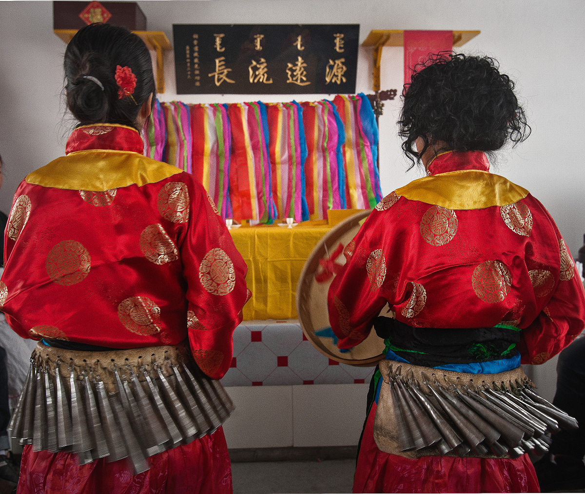 ***_***2010年12月12日,牡丹江宁安太平村,满族祭祖,族人在祭祀时跪拜
